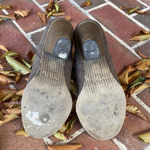 MIA Melrose western style embroidered booties, size 6 - Picture 6 of 8